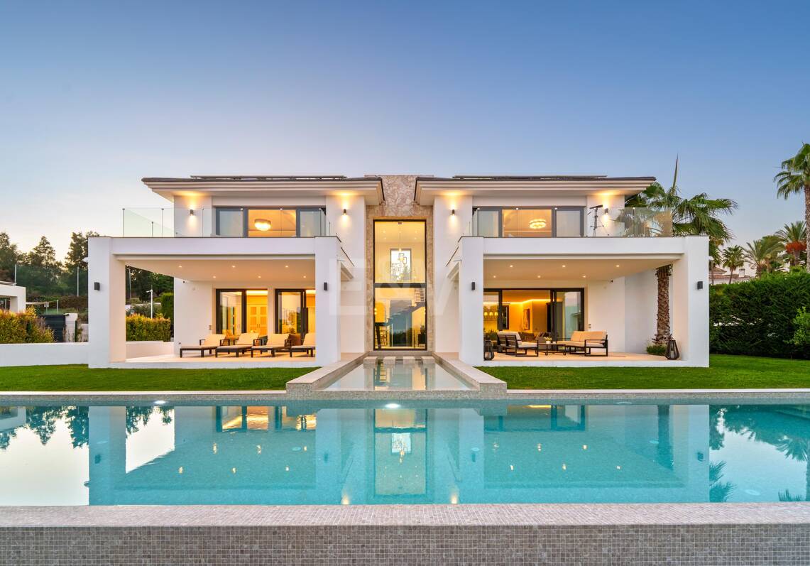 Zeitgemäße Luxusvilla mit Weitblick und exklusiven Annehmlichkeiten