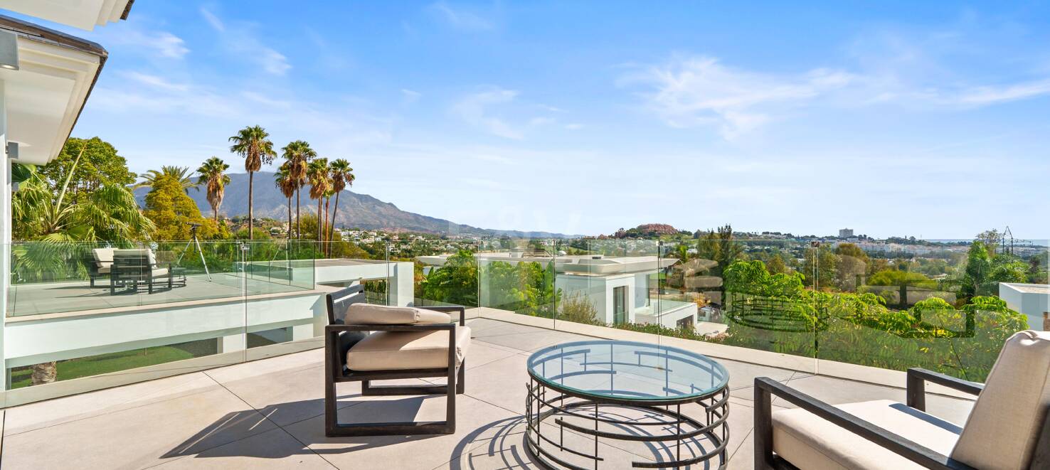 Contemporary Luxury Villa in La Quinta with Panoramic Views and Premium Amenities