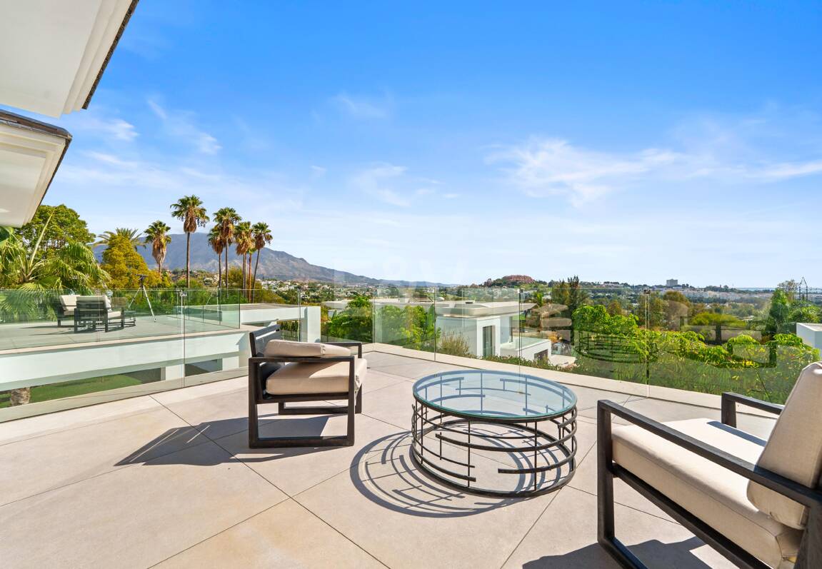 Villa Contemporánea de Lujo con Vistas Abiertas y Amenidades Exclusivas