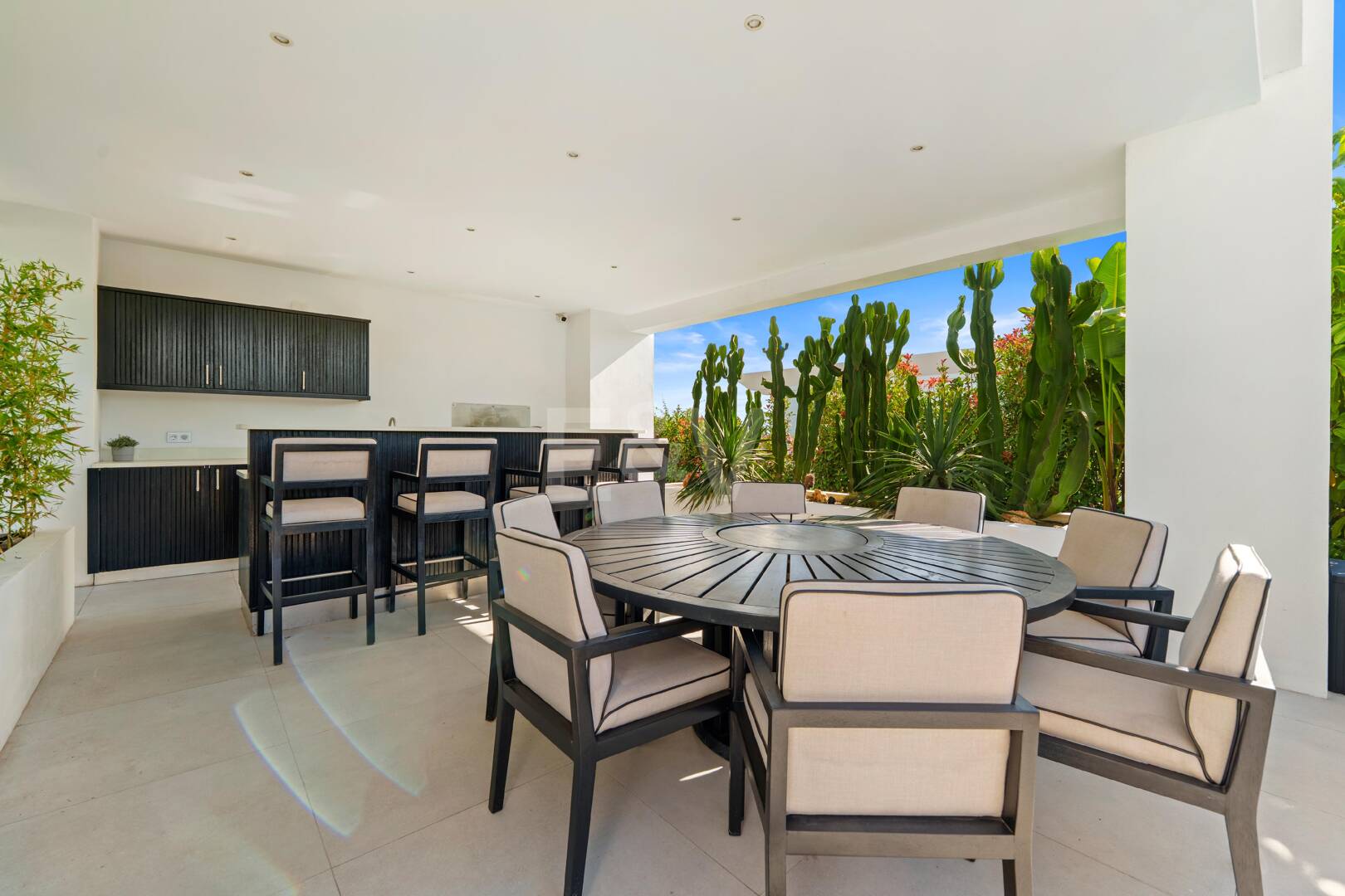 Współczesna willa luksusowa z panoramicznymi widokami i udogodnieniami Premium