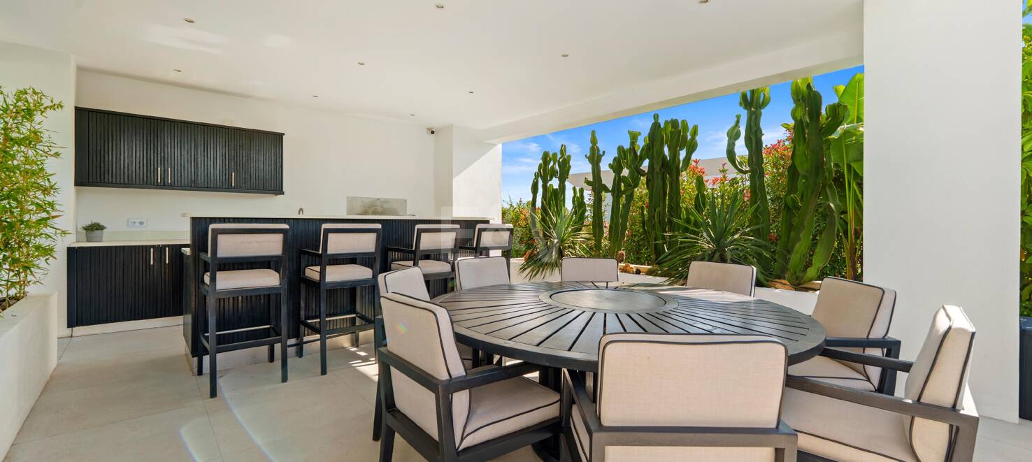 Contemporary Luxury Villa in La Quinta with Panoramic Views and Premium Amenities