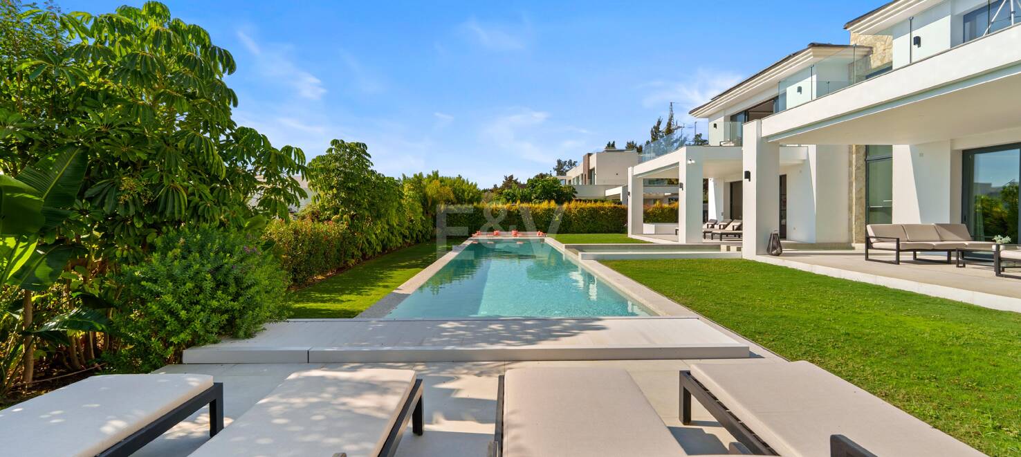 Contemporary Luxury Villa in La Quinta with Panoramic Views and Premium Amenities