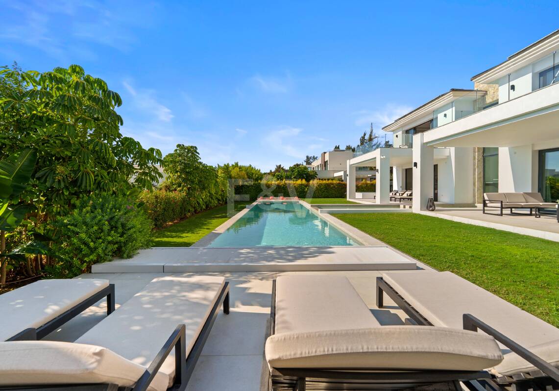 Zeitgemäße Luxusvilla mit Weitblick und exklusiven Annehmlichkeiten
