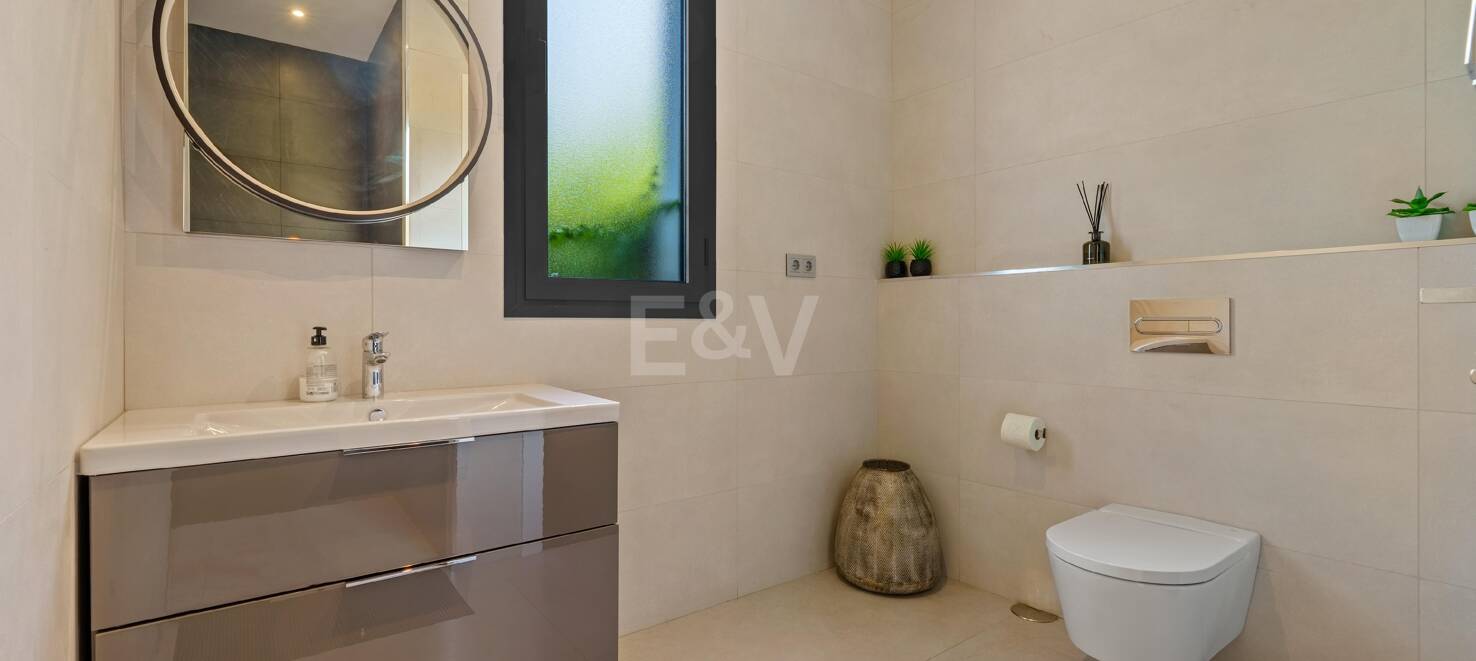 Contemporary Luxury Villa in La Quinta with Panoramic Views and Premium Amenities