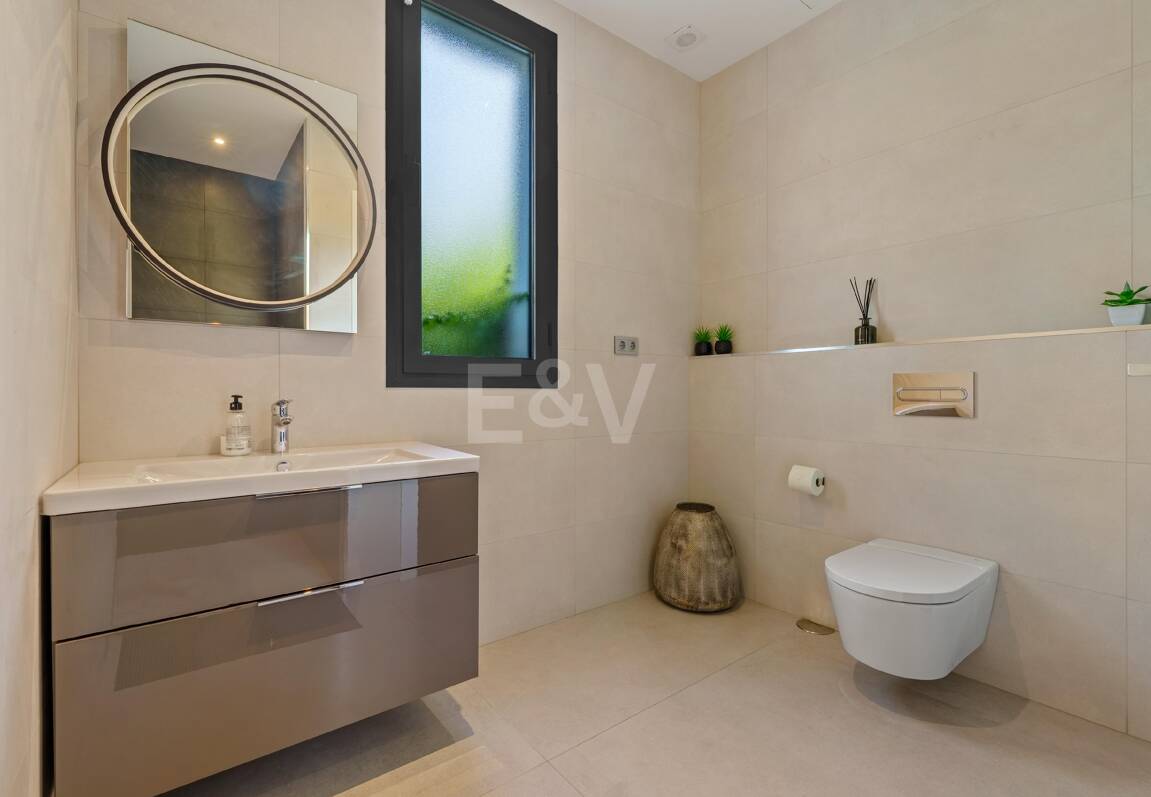 Villa Contemporánea de Lujo con Vistas Abiertas y Amenidades Exclusivas