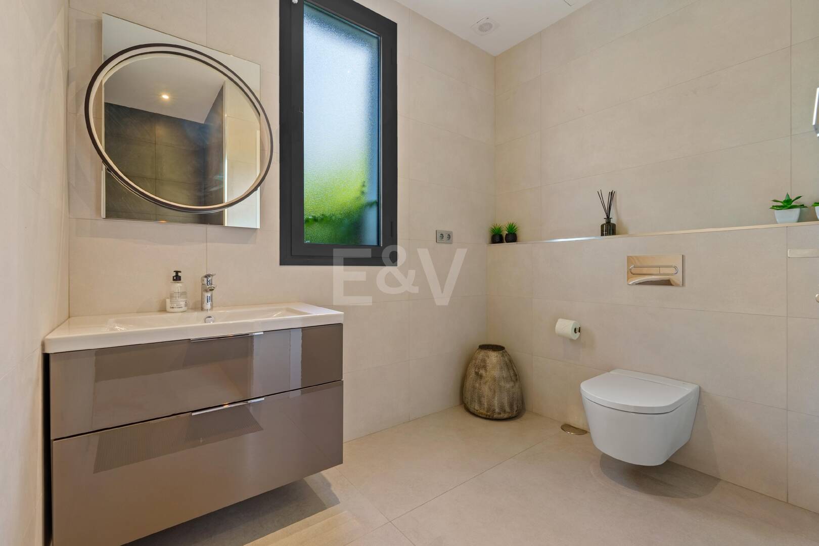 Villa Contemporánea de Lujo con Vistas Abiertas y Amenidades Exclusivas