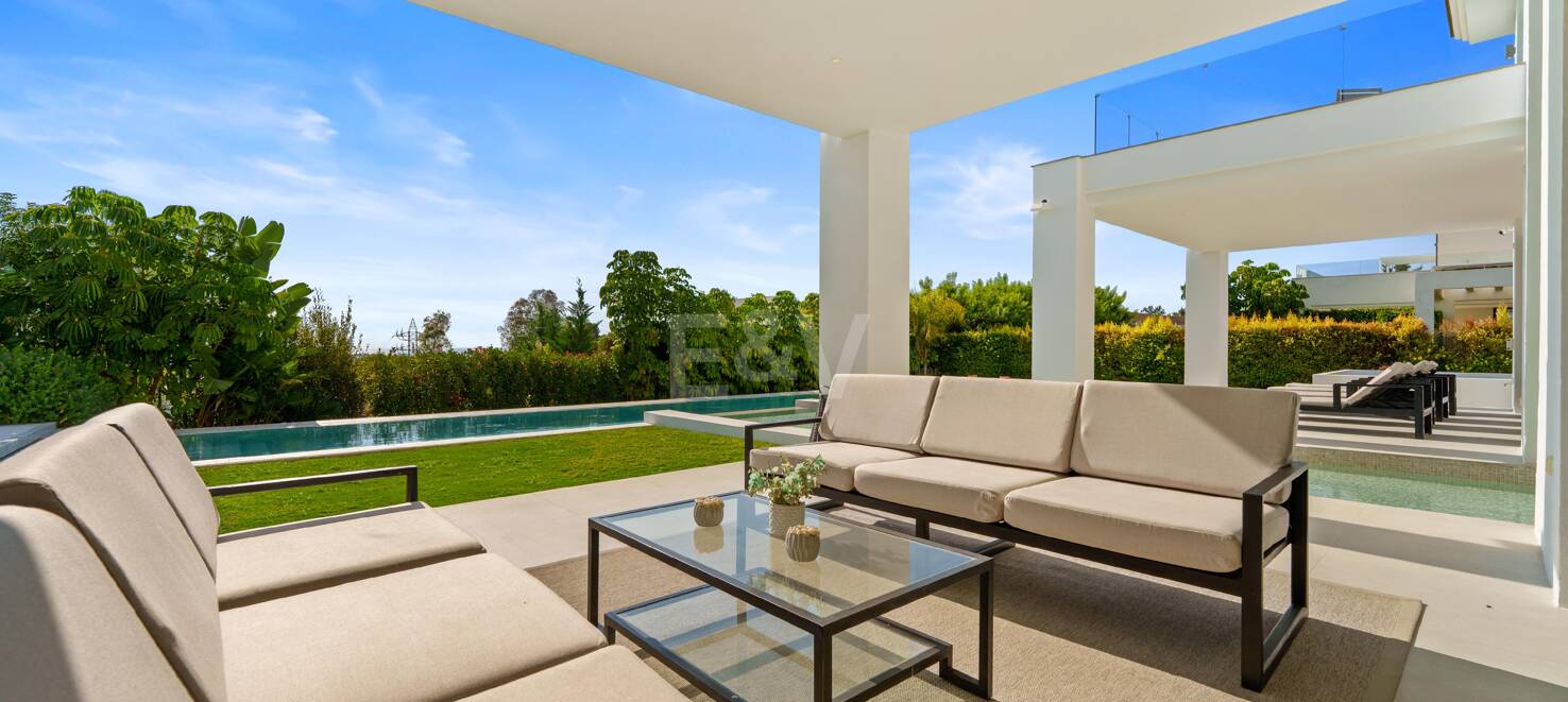 Contemporary Luxury Villa in La Quinta with Panoramic Views and Premium Amenities