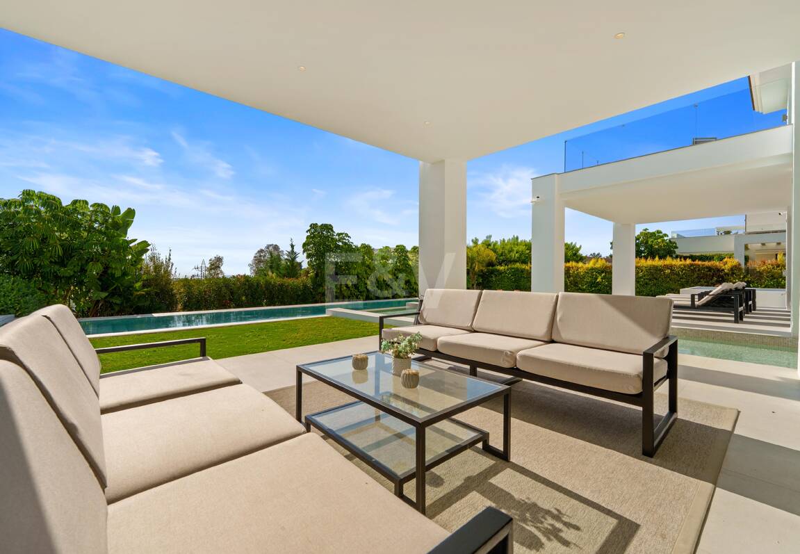 Villa Contemporánea de Lujo con Vistas Abiertas y Amenidades Exclusivas