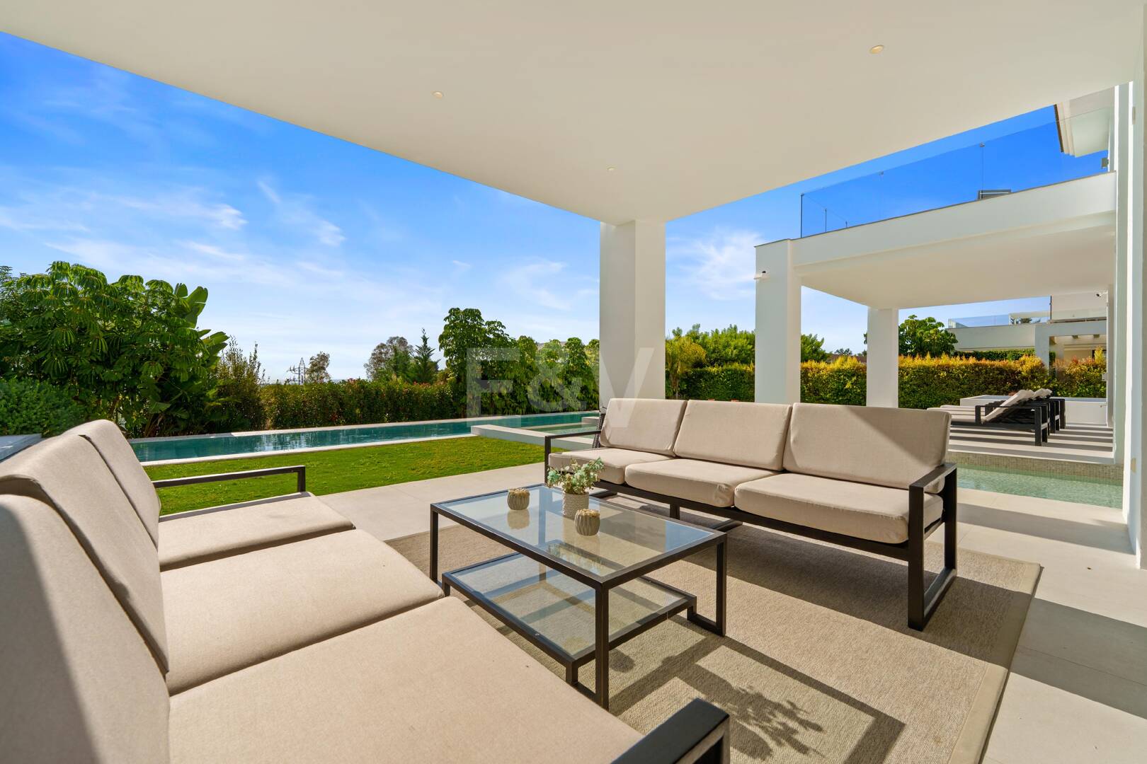 Villa Contemporánea de Lujo con Vistas Abiertas y Amenidades Exclusivas