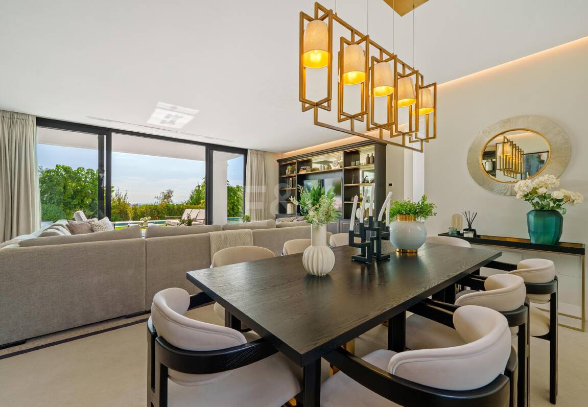 Villa Contemporánea de Lujo con Vistas Abiertas y Amenidades Exclusivas