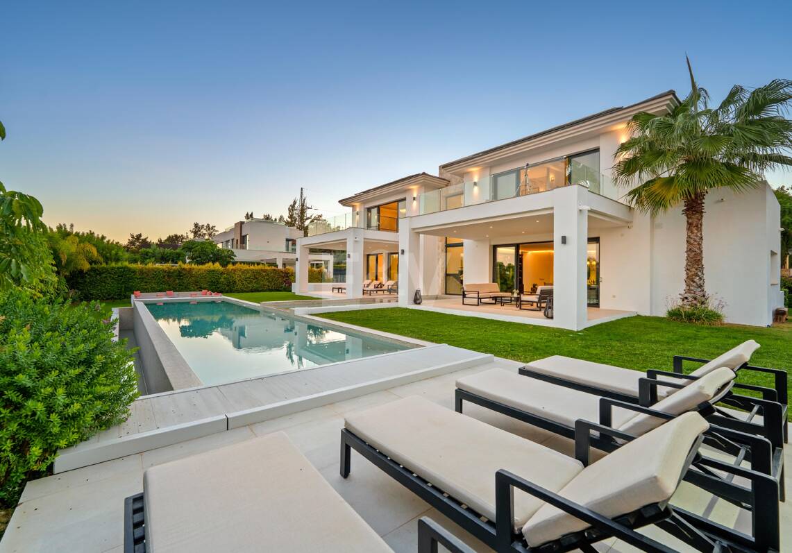 Zeitgemäße Luxusvilla mit Weitblick und exklusiven Annehmlichkeiten