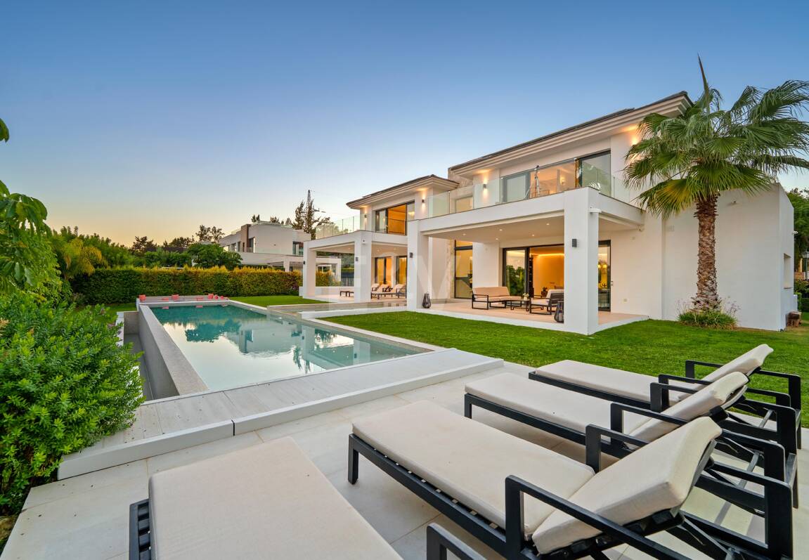 Villa Contemporánea de Lujo con Vistas Abiertas y Amenidades Exclusivas