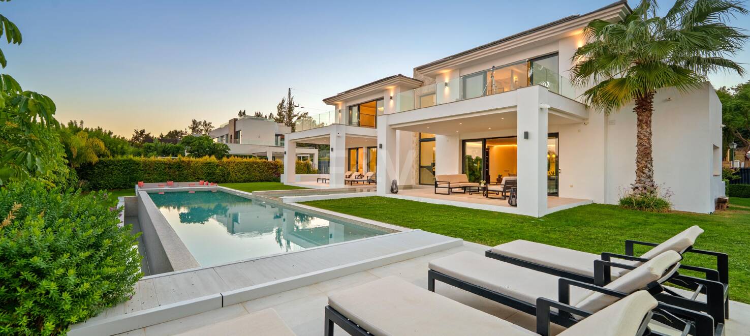 Contemporary Luxury Villa in La Quinta with Panoramic Views and Premium Amenities