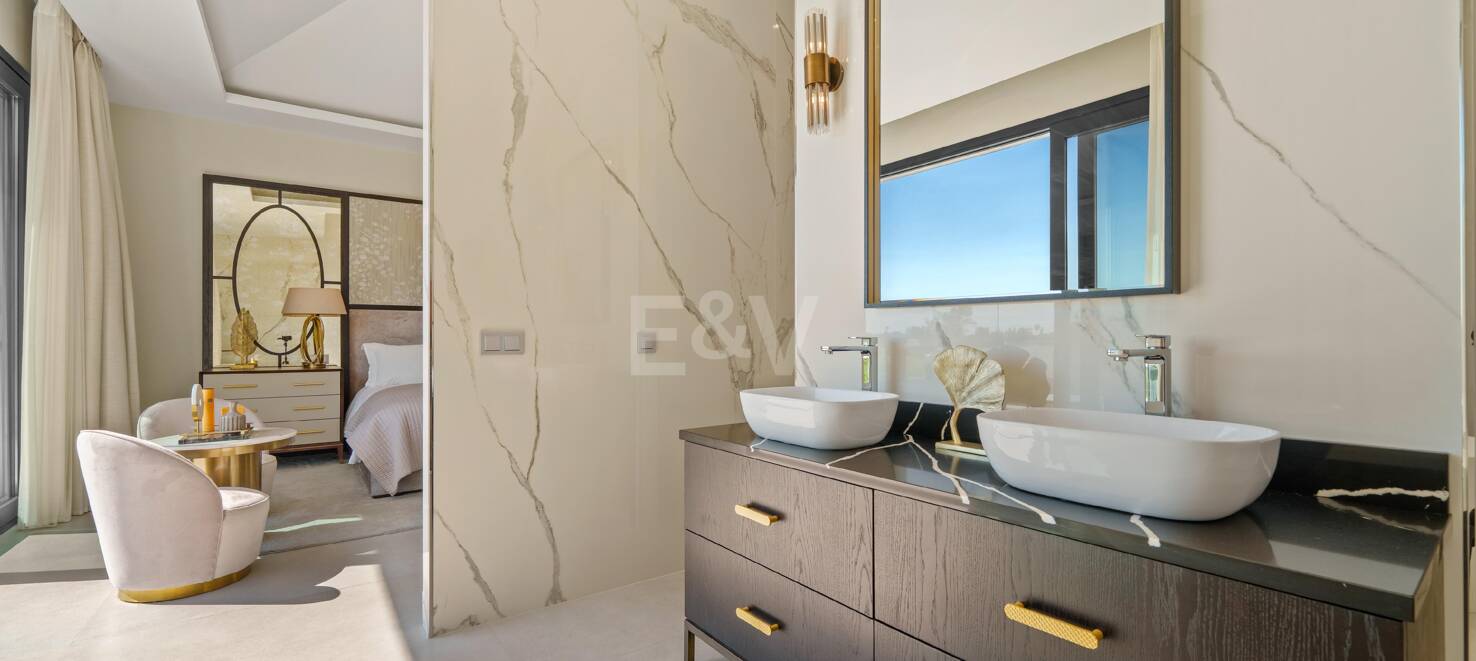 Contemporary Luxury Villa in La Quinta with Panoramic Views and Premium Amenities