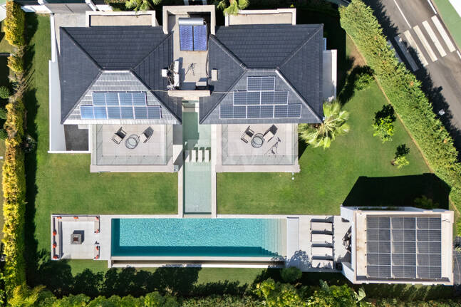 Villa Contemporánea de Lujo con Vistas Abiertas y Amenidades Exclusivas