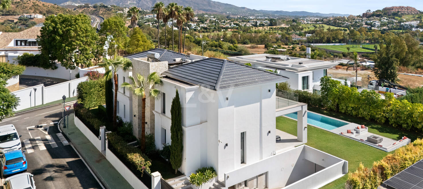 Contemporary Luxury Villa in La Quinta with Panoramic Views and Premium Amenities