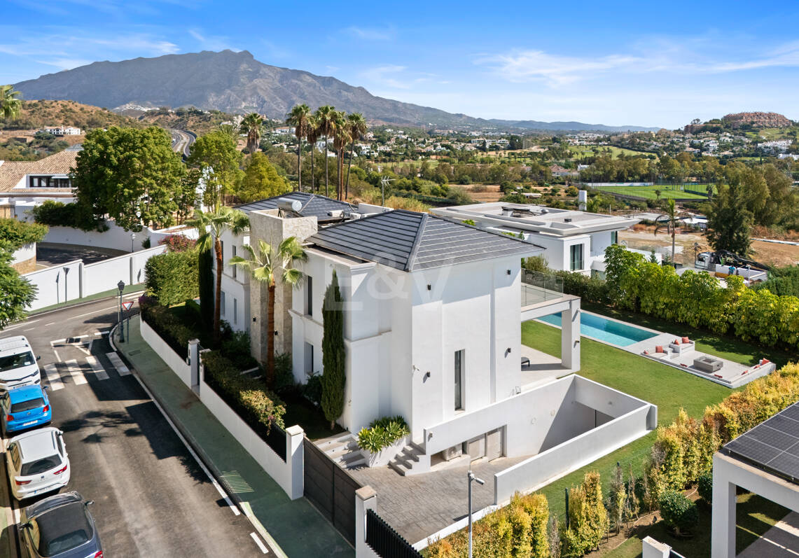 Zeitgemäße Luxusvilla mit Weitblick und exklusiven Annehmlichkeiten