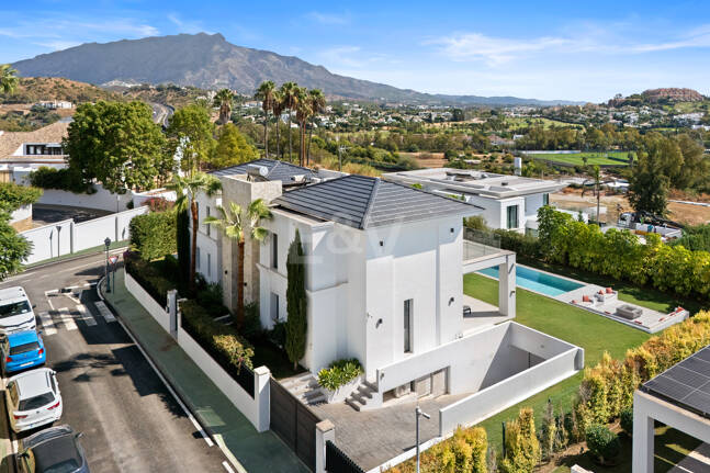 Villa Contemporánea de Lujo con Vistas Abiertas y Amenidades Exclusivas