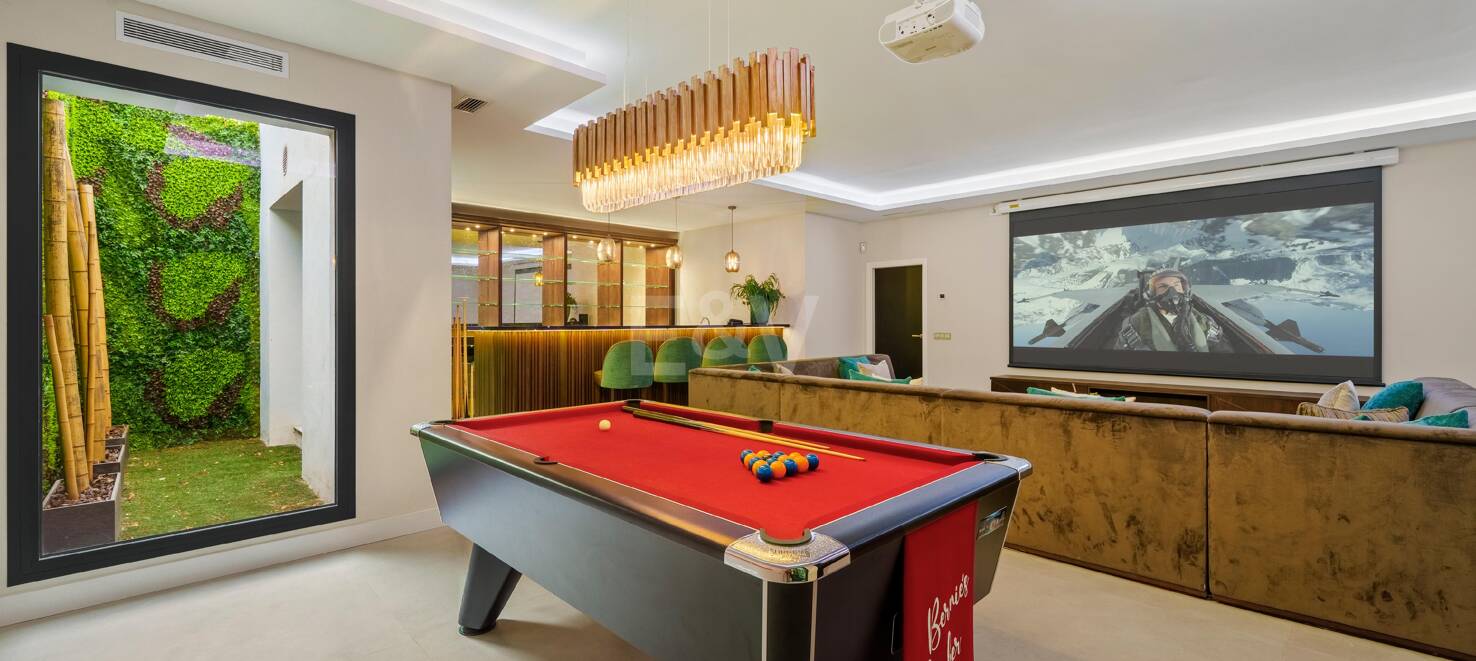 Contemporary Luxury Villa in La Quinta with Panoramic Views and Premium Amenities