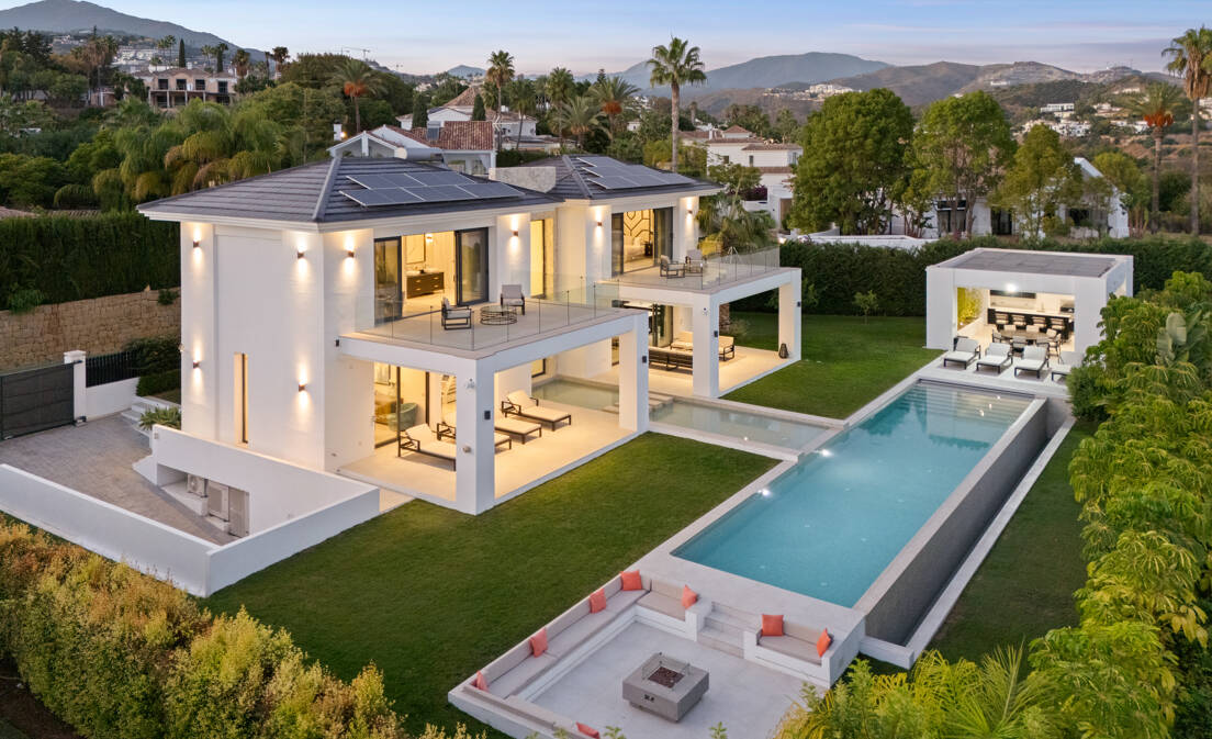 Contemporary Luxury Villa in La Quinta with Panoramic Views and Premium Amenities