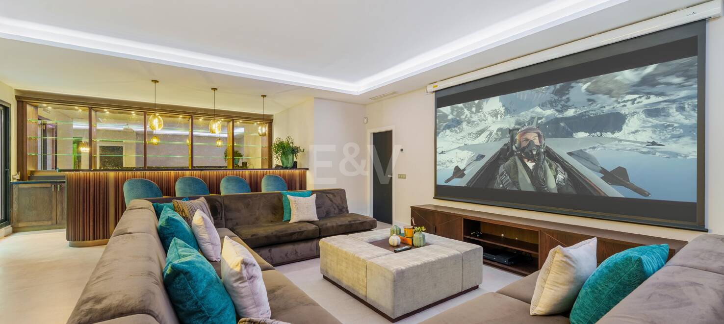 Contemporary Luxury Villa in La Quinta with Panoramic Views and Premium Amenities