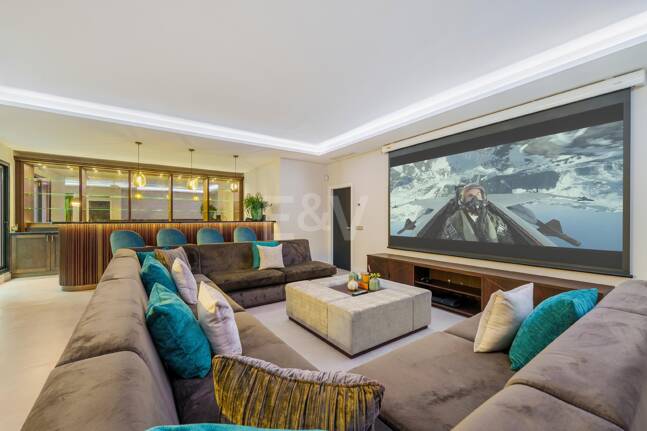 Villa Contemporánea de Lujo con Vistas Abiertas y Amenidades Exclusivas