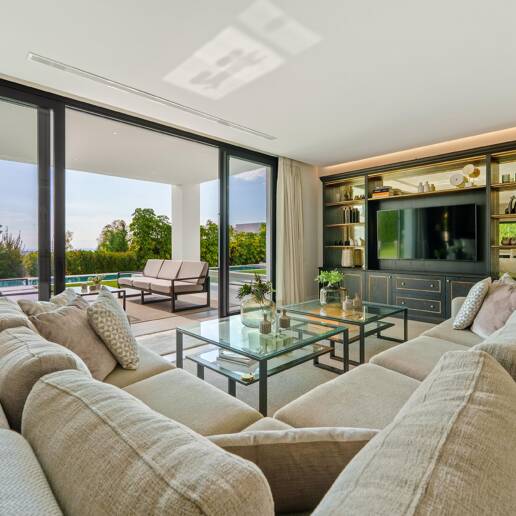 Contemporary Luxury Villa in La Quinta with Panoramic Views and Premium Amenities