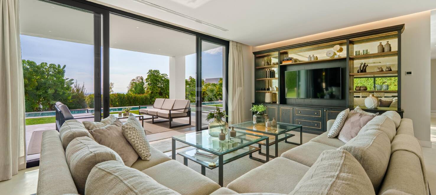 Contemporary Luxury Villa in La Quinta with Panoramic Views and Premium Amenities