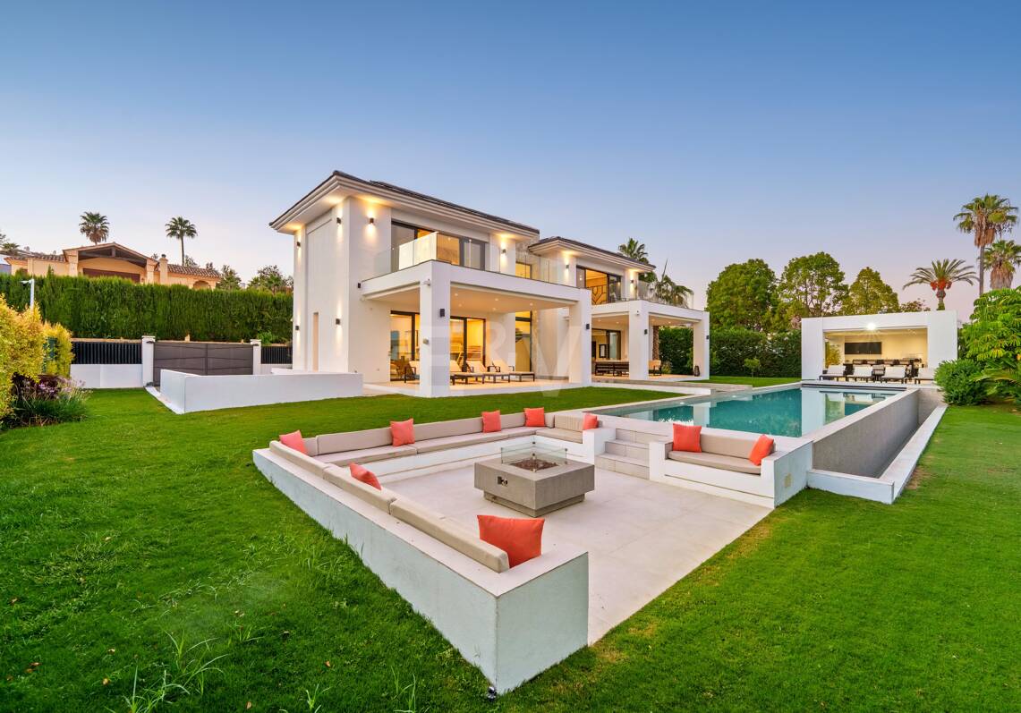 Zeitgemäße Luxusvilla mit Weitblick und exklusiven Annehmlichkeiten