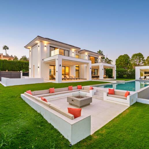 Contemporary Luxury Villa in La Quinta with Panoramic Views and Premium Amenities