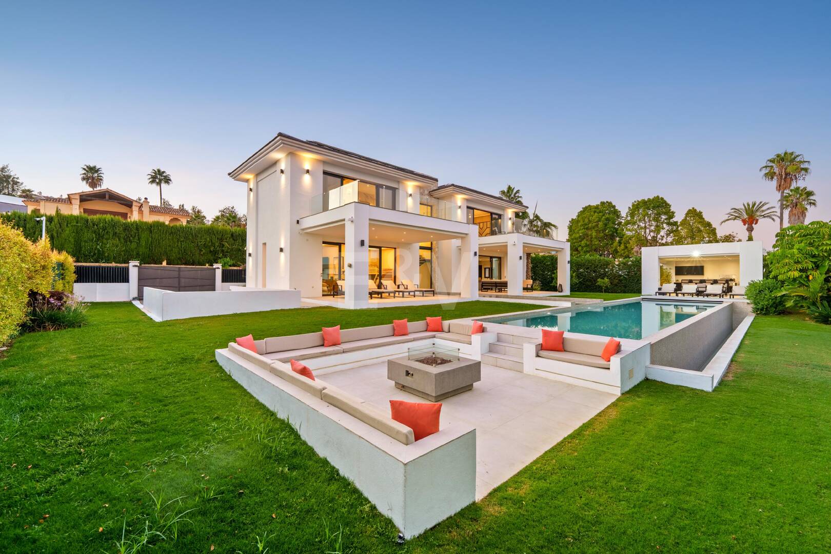 Villa Contemporánea de Lujo con Vistas Abiertas y Amenidades Exclusivas