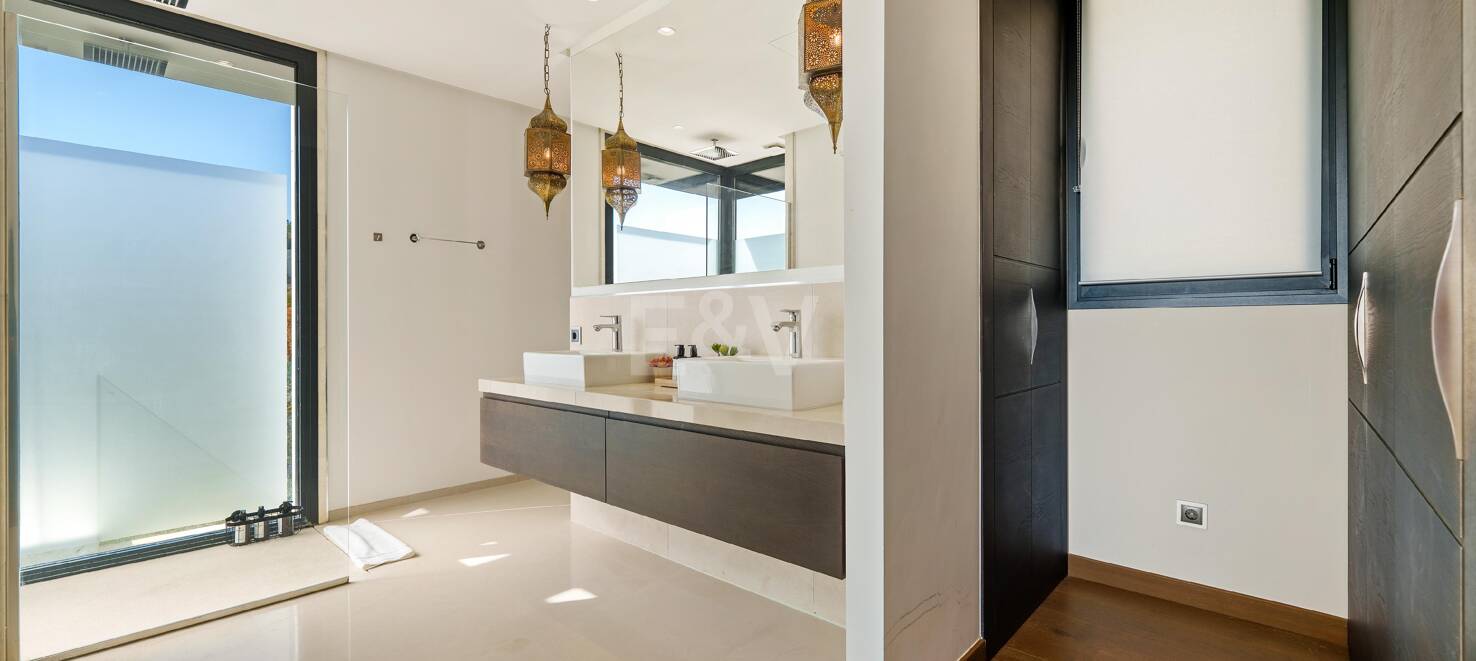 Moderne Villa mit atemberaubender Aussicht in geschlossener Wohnanlage