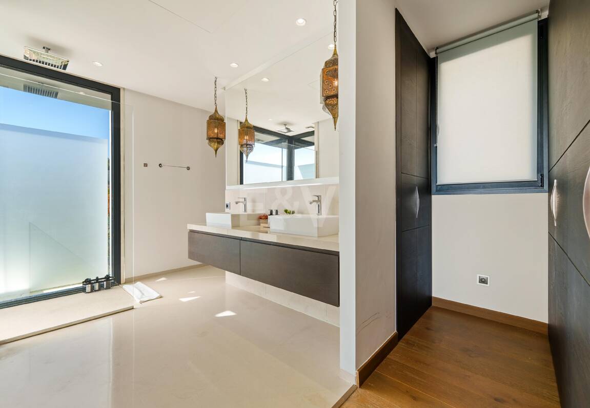 Villa contemporánea con impresionantes vistas en comunidad cerrada