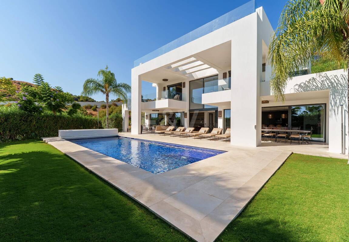 Villa contemporánea con impresionantes vistas en comunidad cerrada