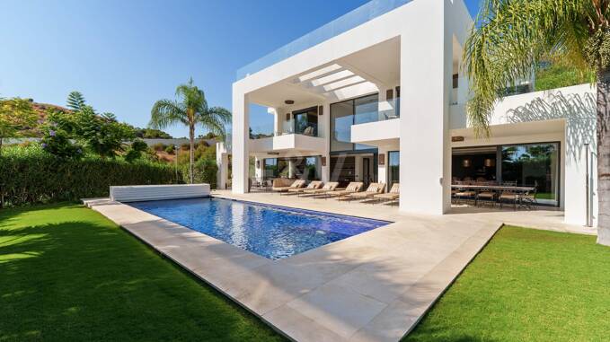 Villa contemporánea en Nueva Andalucía con impresionantes vistas en comunidad cerrada