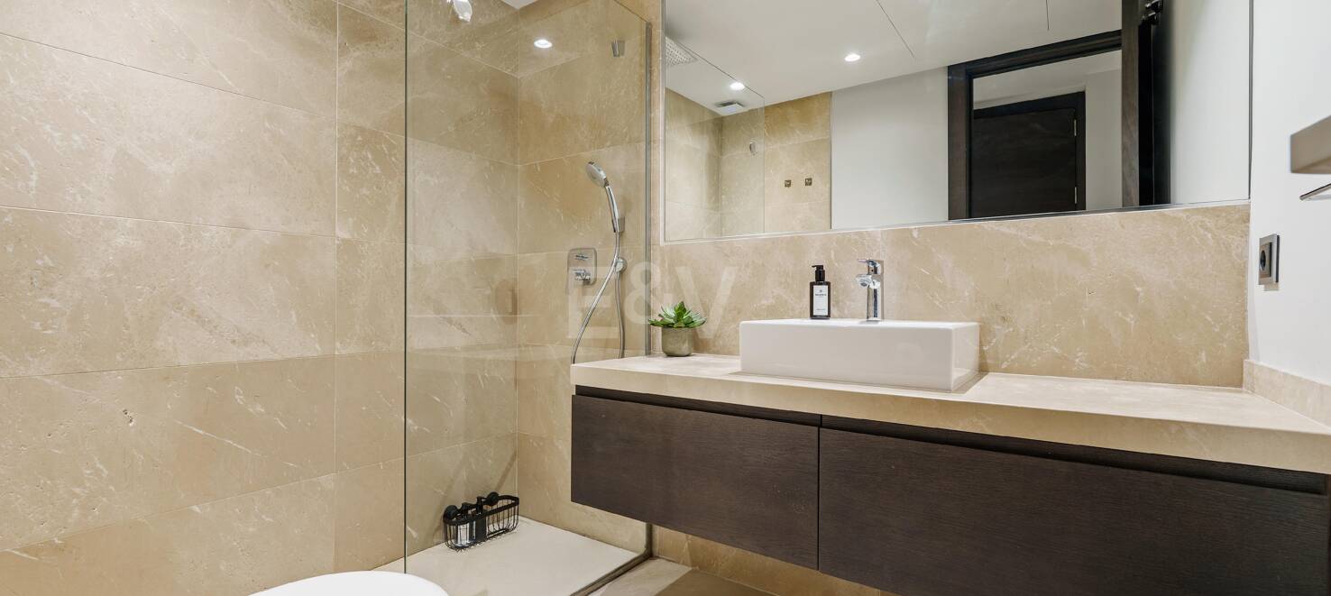 Moderne Villa mit atemberaubender Aussicht in geschlossener Wohnanlage