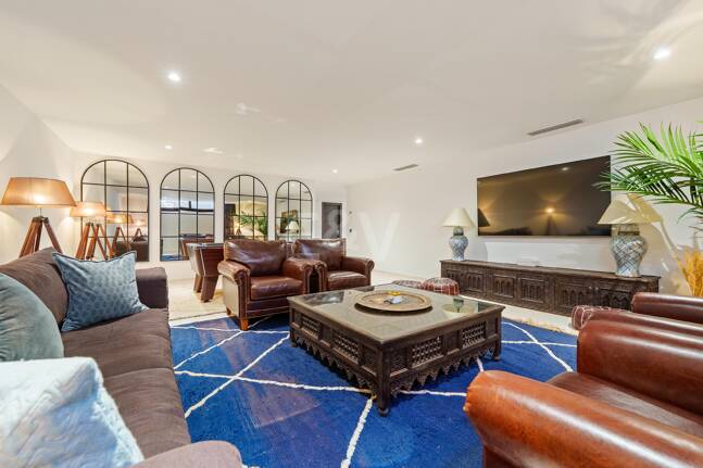 Villa contemporánea con impresionantes vistas en comunidad cerrada