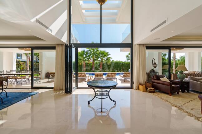 Villa contemporánea con impresionantes vistas en comunidad cerrada