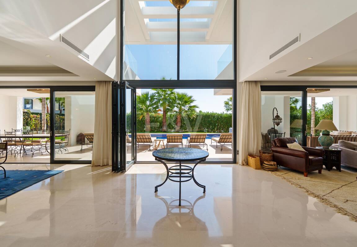 Villa contemporánea con impresionantes vistas en comunidad cerrada