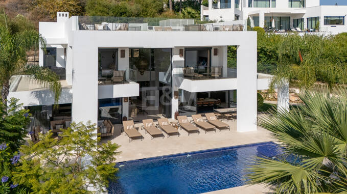 Villa contemporánea en Nueva Andalucía con impresionantes vistas en comunidad cerrada