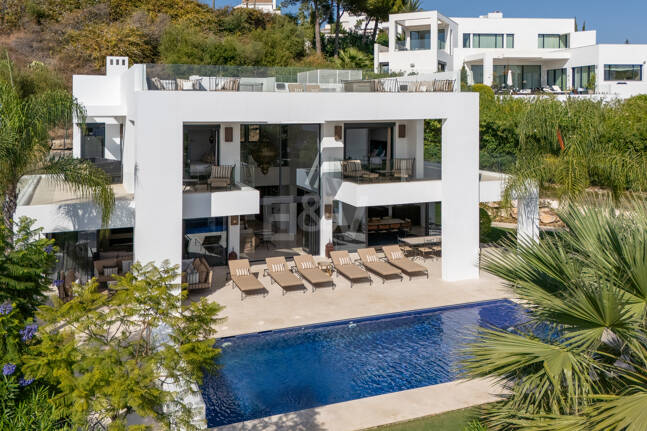 Villa contemporánea con impresionantes vistas en comunidad cerrada