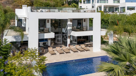 Moderne Villa mit atemberaubender Aussicht in geschlossener Wohnanlage