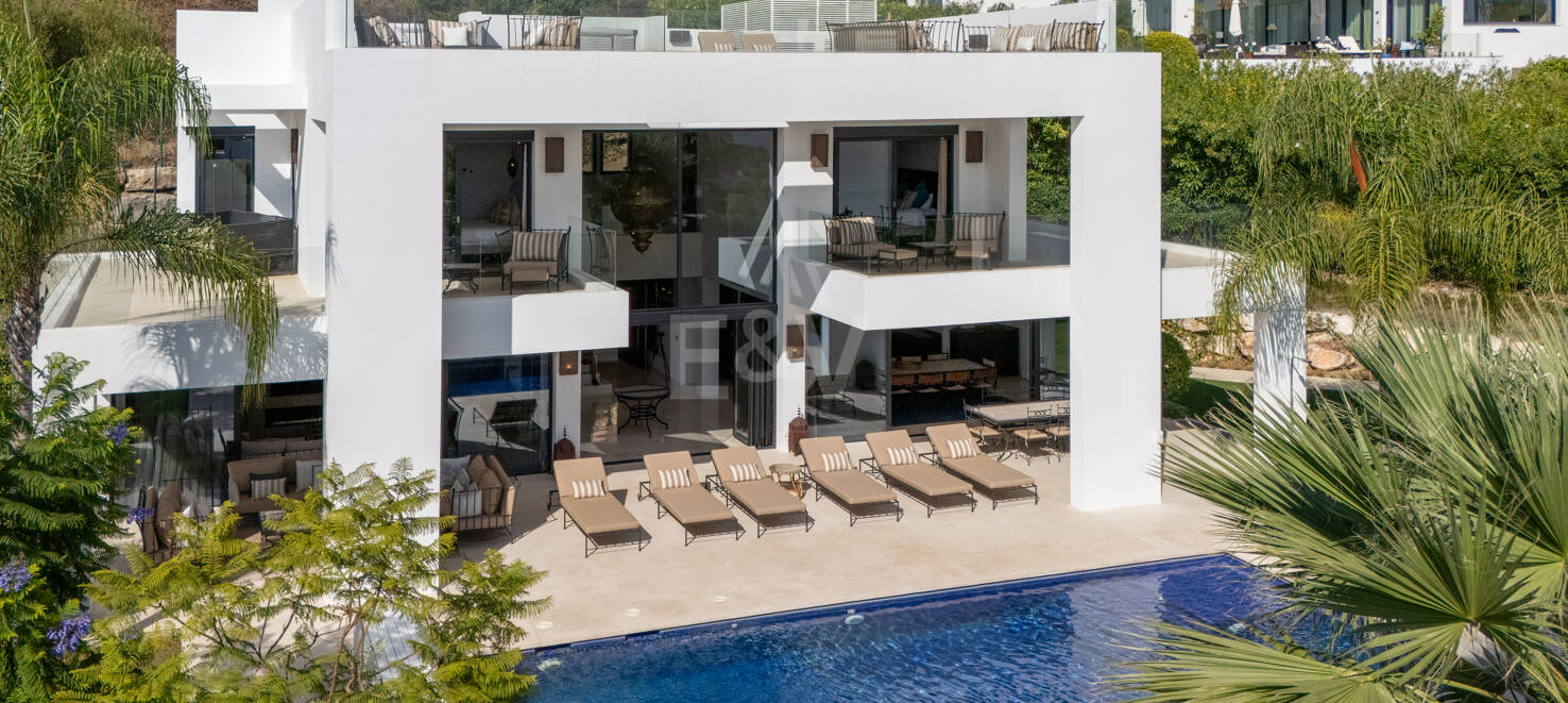 Moderne Villa mit atemberaubender Aussicht in geschlossener Wohnanlage