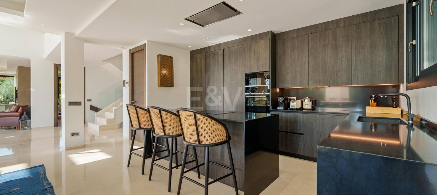 Moderne Villa mit atemberaubender Aussicht in geschlossener Wohnanlage