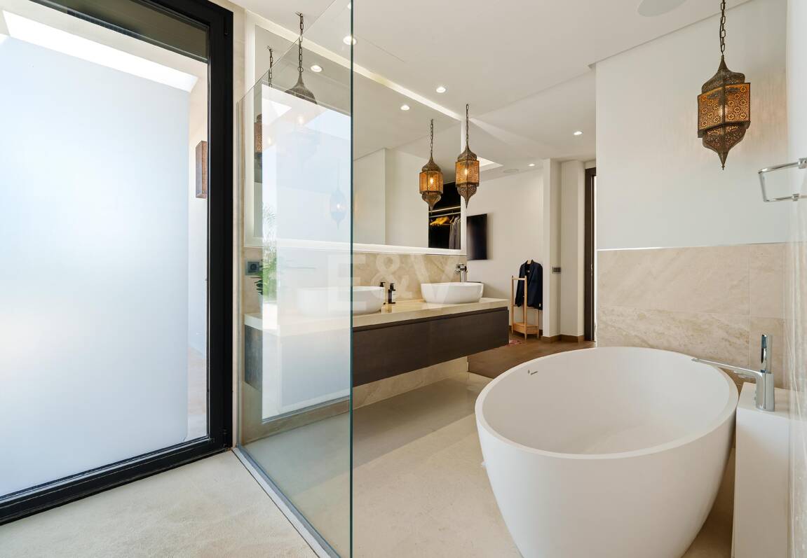 Villa contemporánea con impresionantes vistas en comunidad cerrada