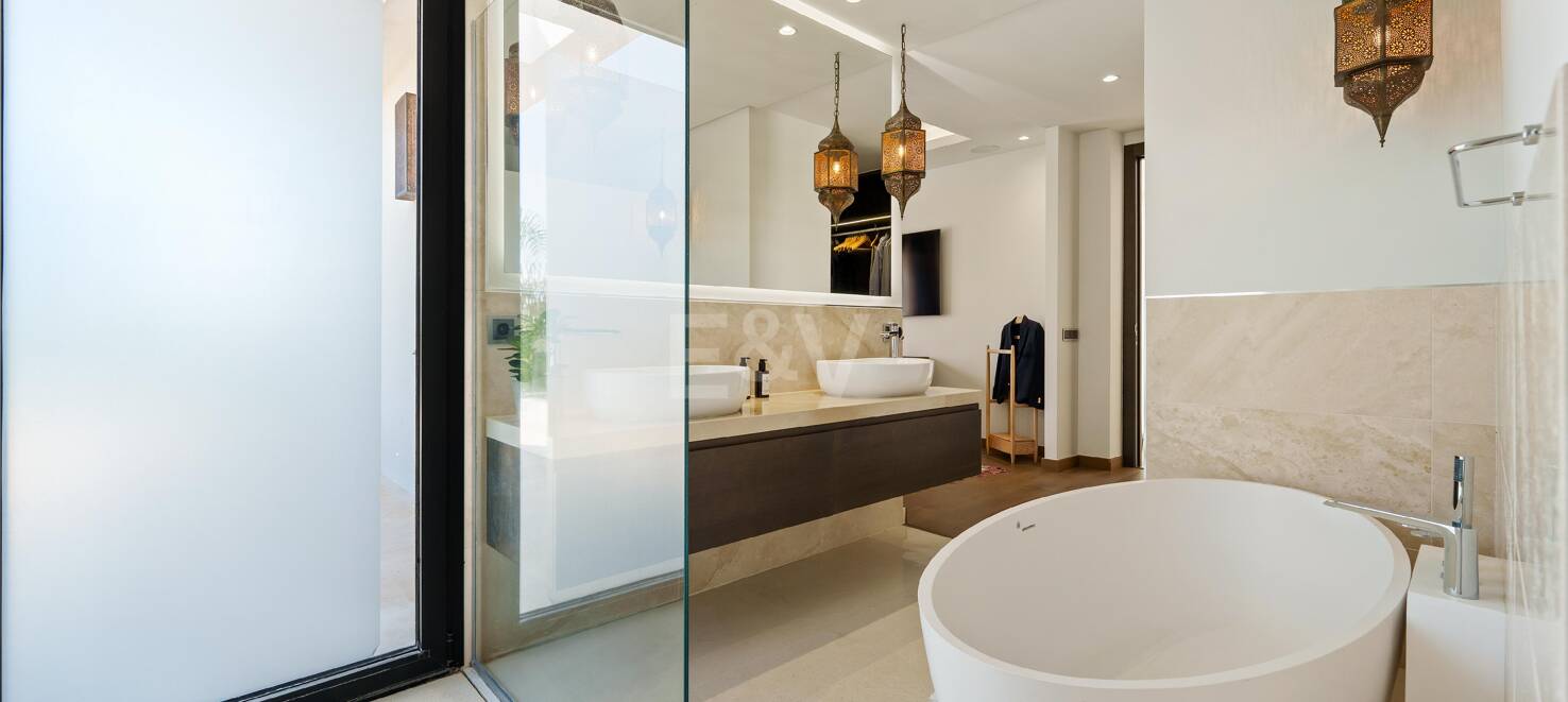 Moderne Villa mit atemberaubender Aussicht in geschlossener Wohnanlage