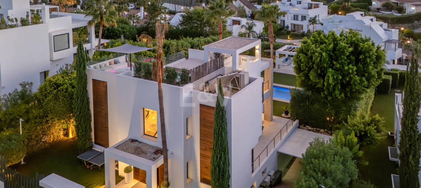 Moderne Villa in geschlossener Wohnanlage in Nueva Andalucía