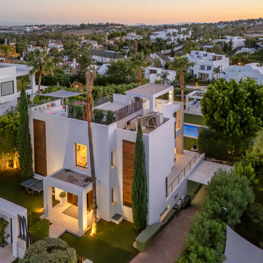 Moderne Villa in geschlossener Wohnanlage in Nueva Andalucía