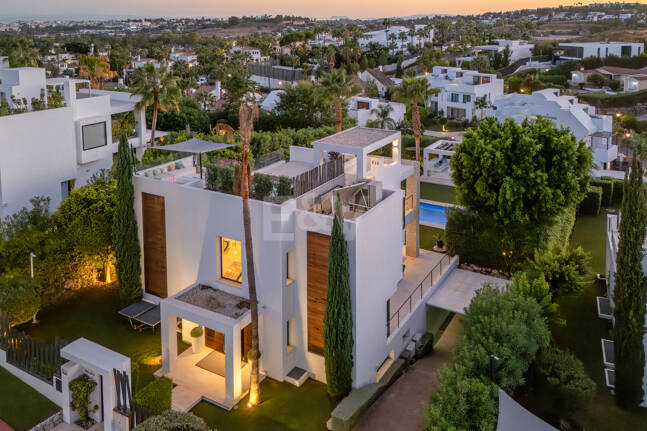 Villa contemporánea en comunidad cerrada en Nueva Andalucía