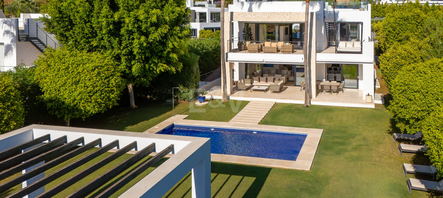 Moderne Villa in geschlossener Wohnanlage in Nueva Andalucía